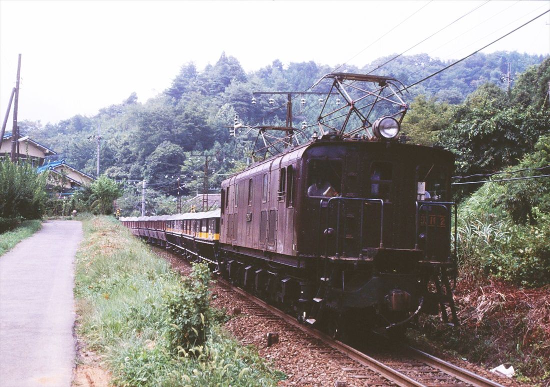 青梅線の軍畑付近を走るED16形牽引の貨物列車（撮影：南正時）