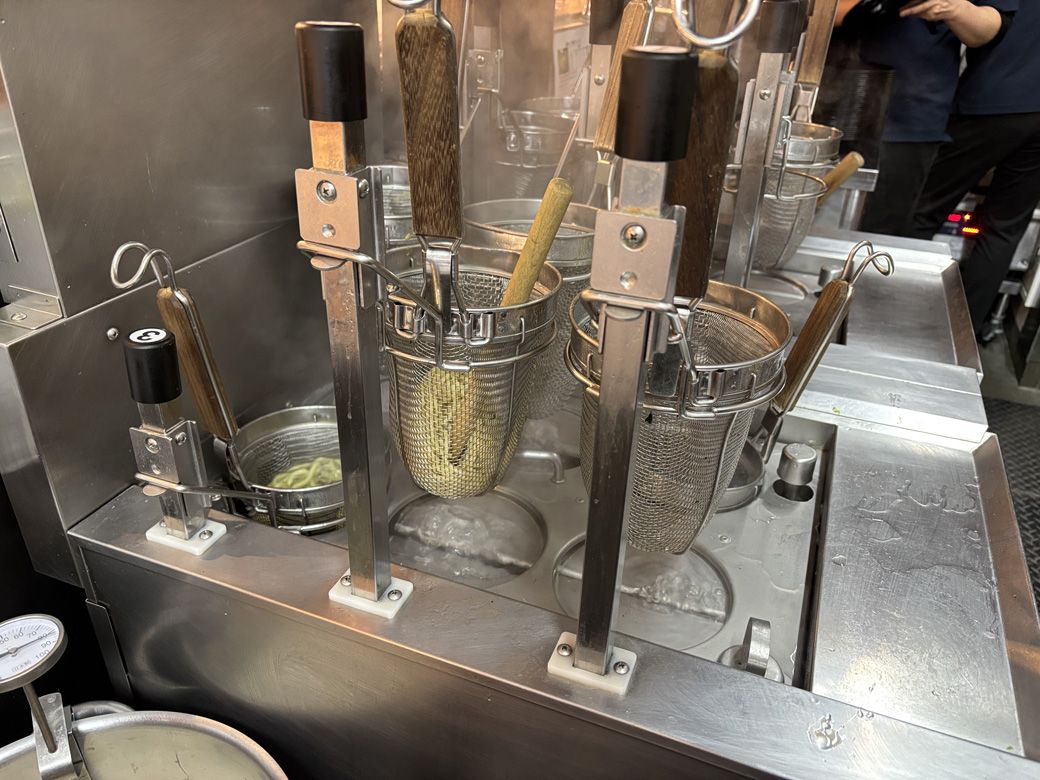 効率重視で整備された「壱角家」の厨房（筆者撮影）