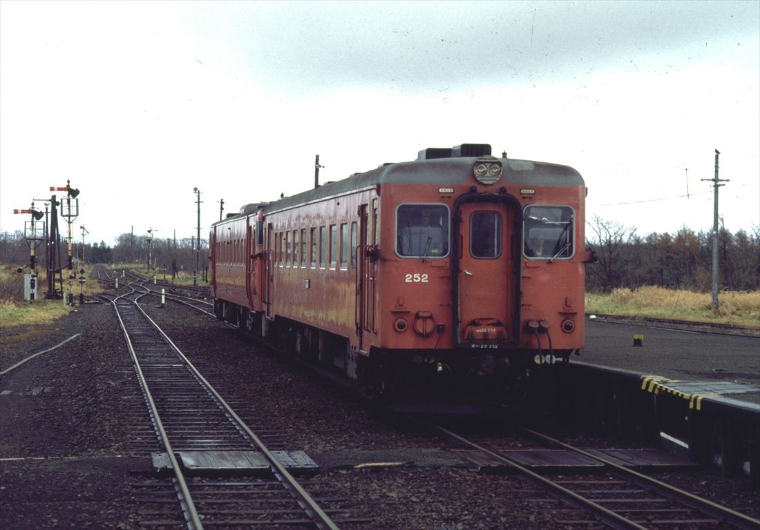 国鉄時代の根室本線茶内駅。キハ22形とキハ40形の2両編成が停車中（撮影：南正時）