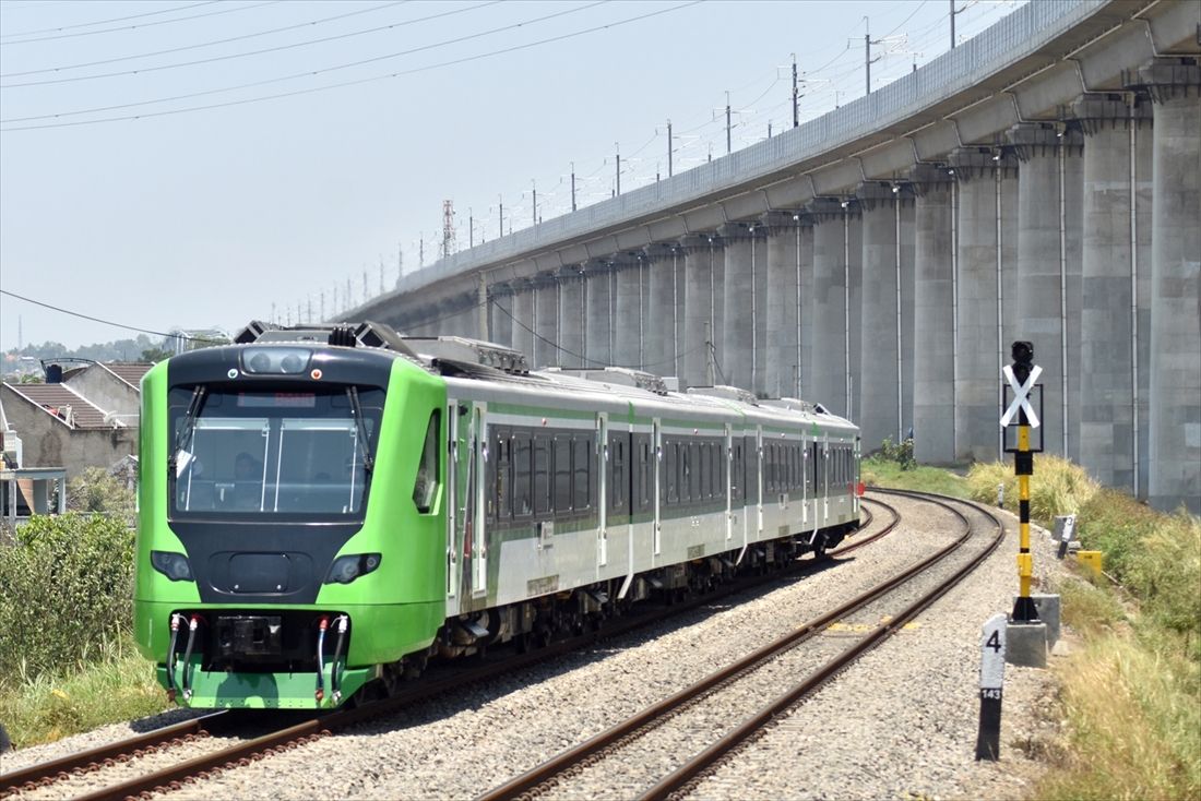 高速鉄道の高架をバックに走るバンドン行きのフィーダー快速列車。チマヒ駅には全列車が停車する（筆者撮影）