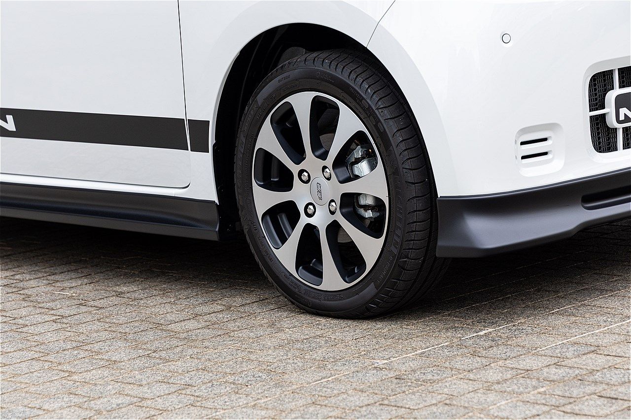 無限パーツを装着したホンダ「N-ONE e:」（写真：三木 宏章）