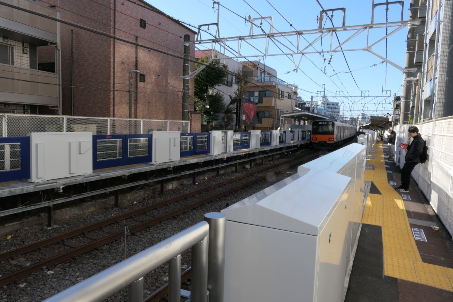 ホームドア使用開始初日の東武練馬駅（記者撮影）