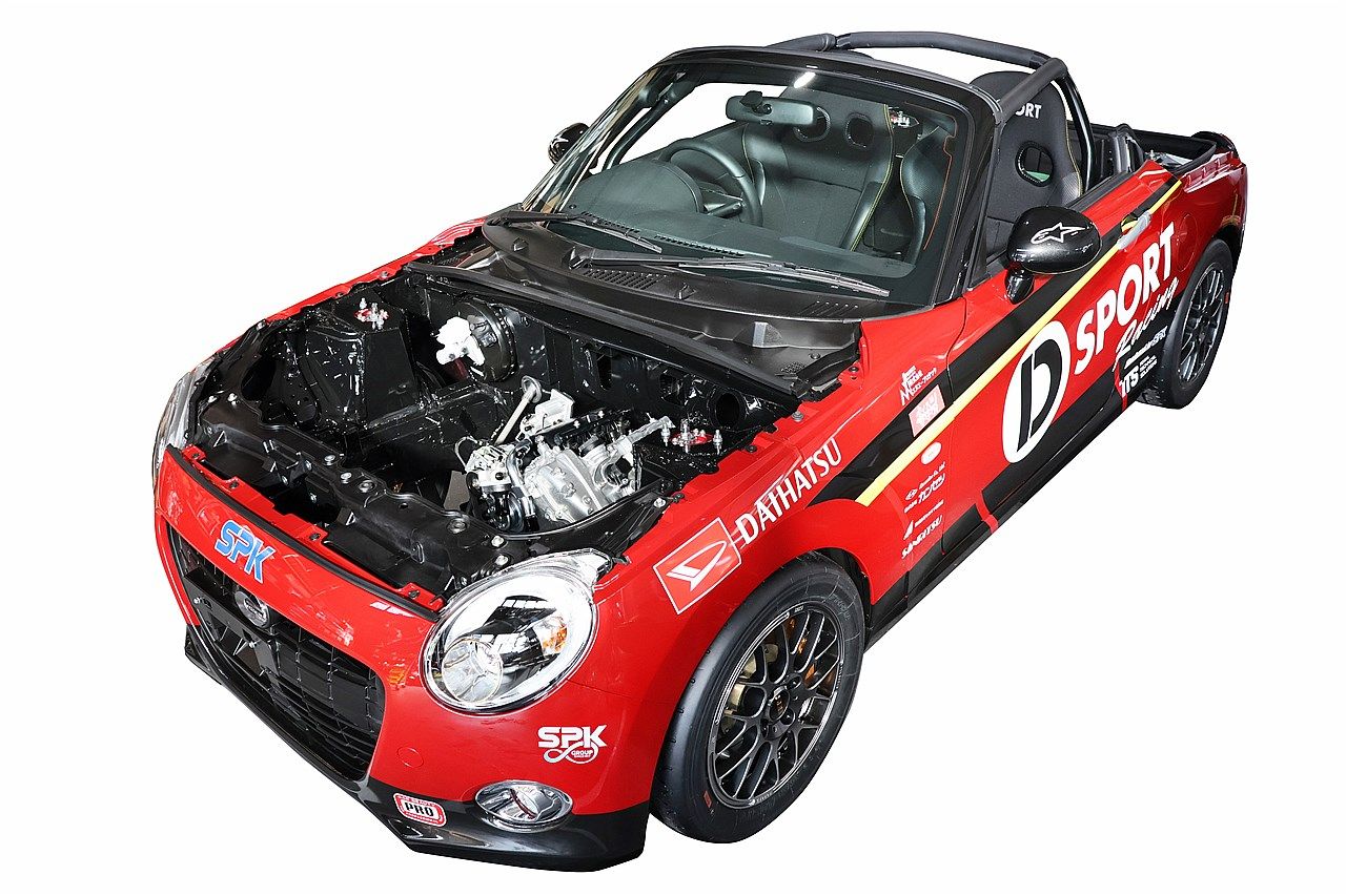 東京オートサロン2026に出展されたダイハツ「K-OPEN ランニングプロト2」（ダイハツ工業）