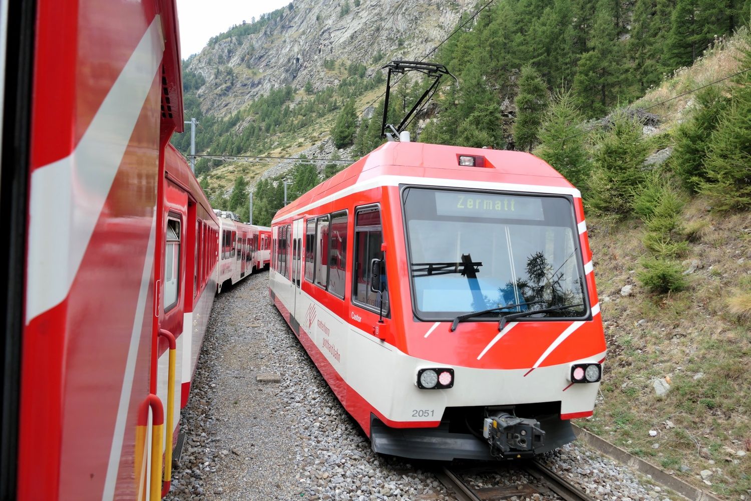 山岳リゾートのツェルマットへ向かうマッターホルンゴッタルド鉄道（筆者撮影）