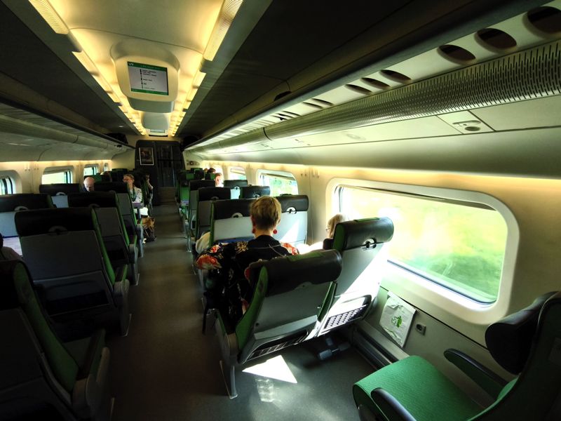 イタリア製「ペンドリーノ」車内。やはり座席の向きは変わらない（筆者撮影）
