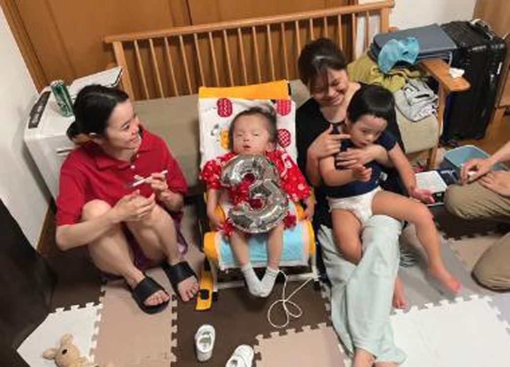 恵満ちゃんの3歳の誕生日にみんなでパシャリ！今後も苦難を乗り越え、幸せな日々が続きますように（写真：松原さん提供）