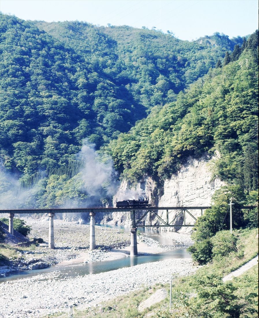 九頭竜川にかかる鉄橋を渡る8620形の単機回送（撮影：南正時）