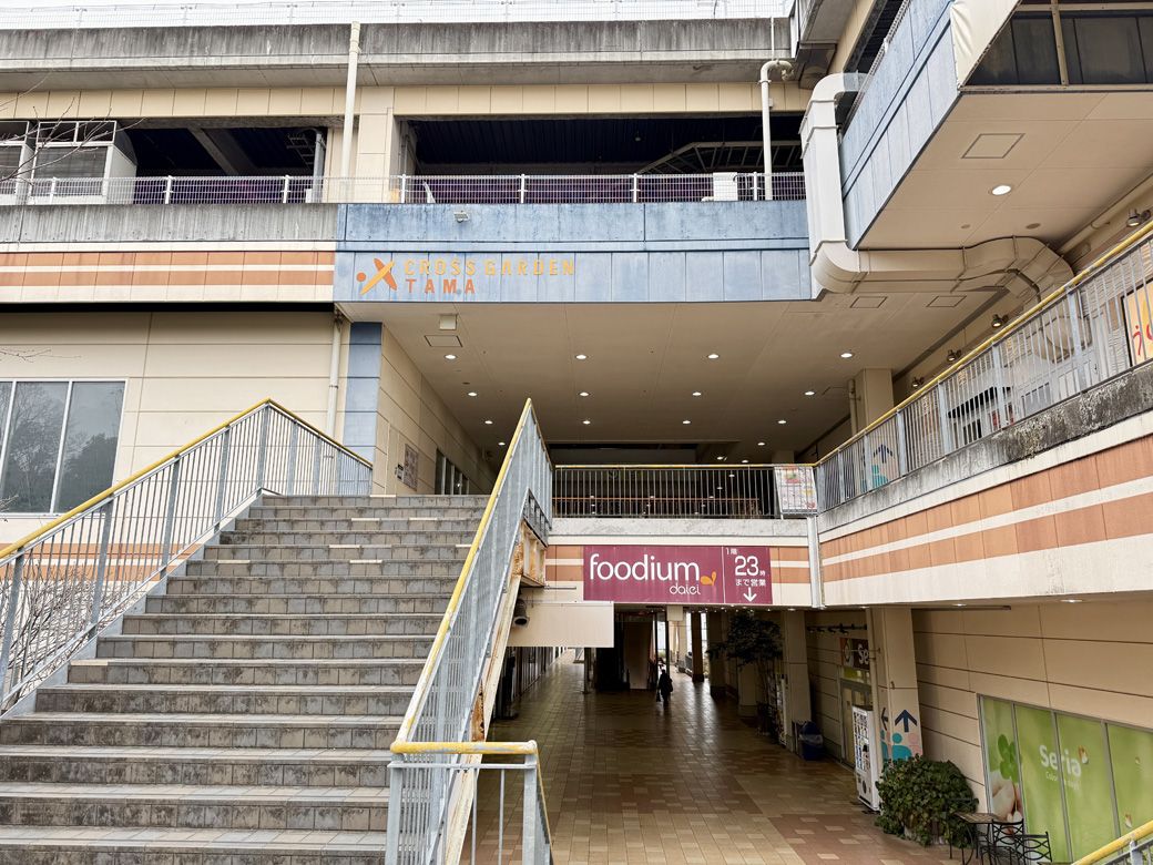 各階の中央に通路とエスカレーターがある（筆者撮影）