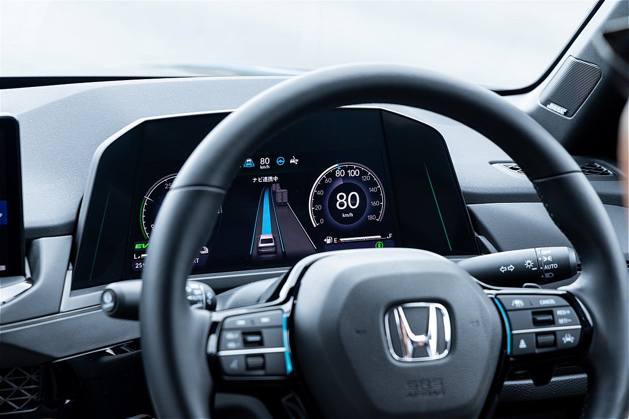 ホンダ量販モデル初のハンズオフ機能を搭載した「アコード e:HEV Honda SENSING 360＋」（写真：三木 宏章）