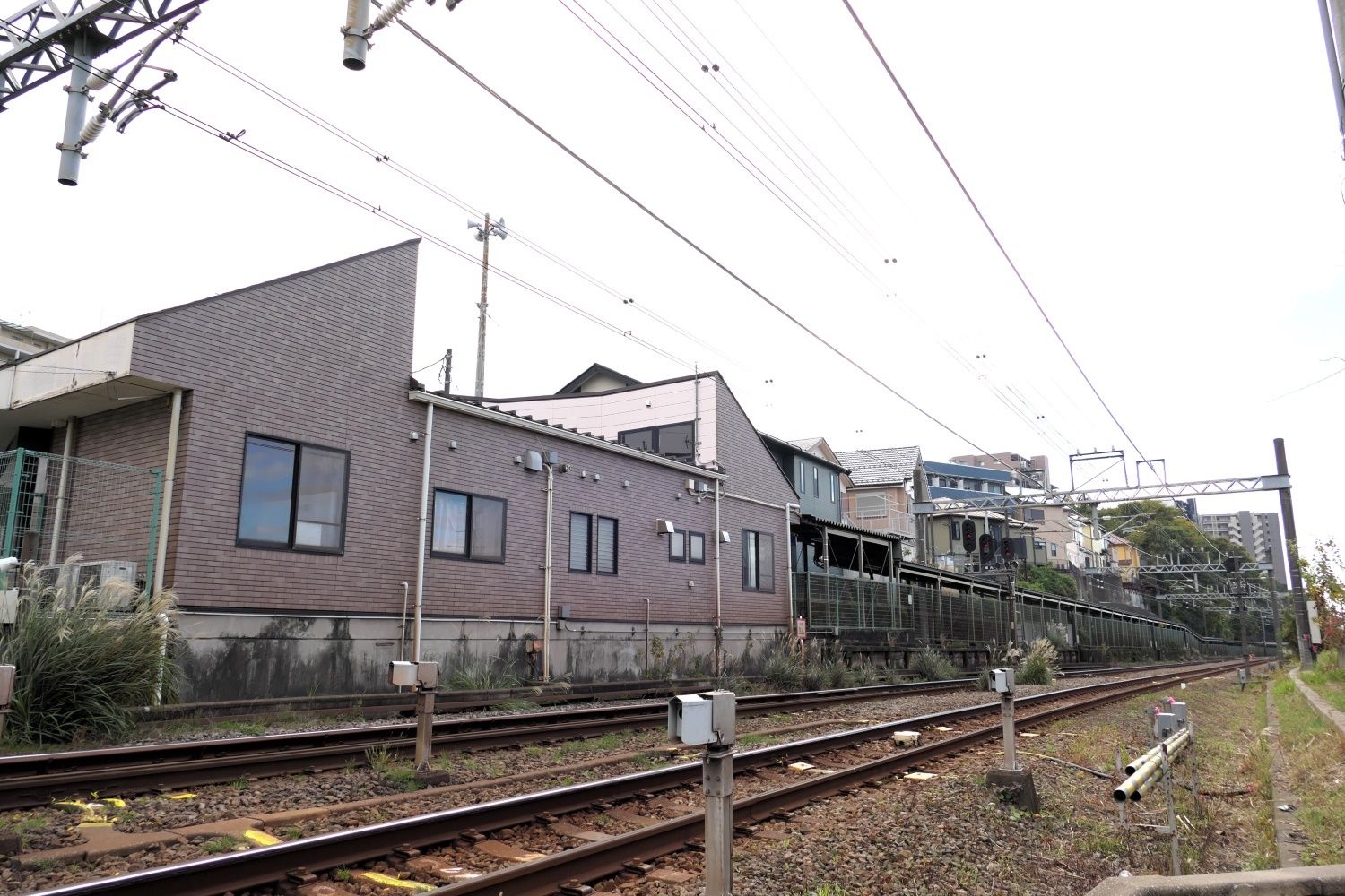 線路側の東口駅舎外観（記者撮影）