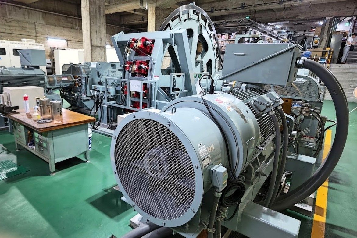 主原動機の出力は320kW（記者撮影）