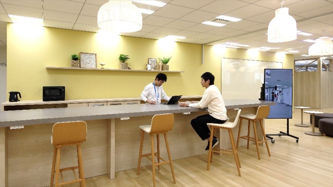 カフェのような感覚で仕事ができる（写真：JR西日本）