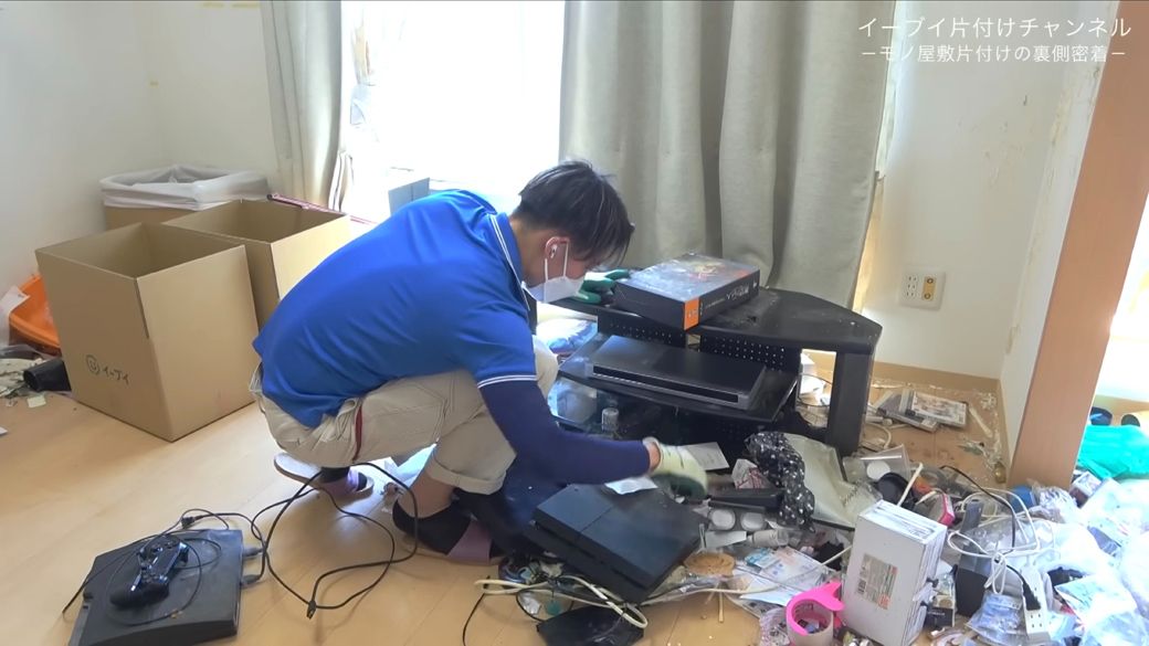 テレビ台を解体し、搬出する（画像：「イーブイ片付けチャンネル」より）
