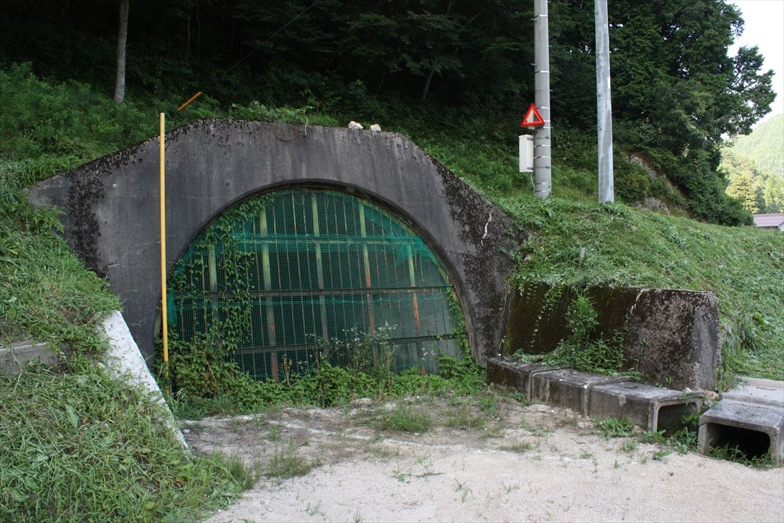 （新線）橋山―三段峡間：現在の安芸太田町松原にトンネルの坑口がある。今福線では最長になるはずだった三段峡トンネル（10km弱）の試掘坑だ（筆者撮影）
