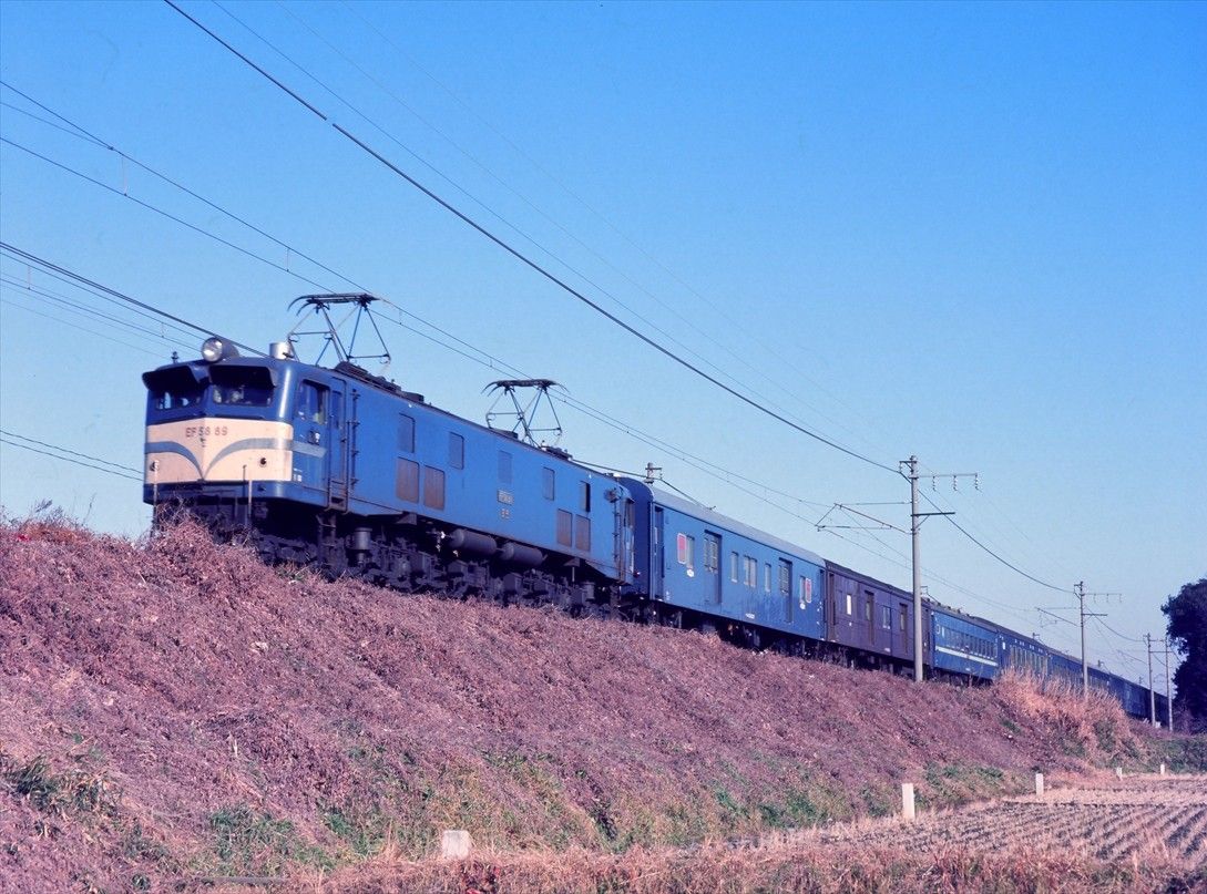 東北本線東大宮―蓮田間を走る急行「津軽2号」＝1974年（撮影：南正時）