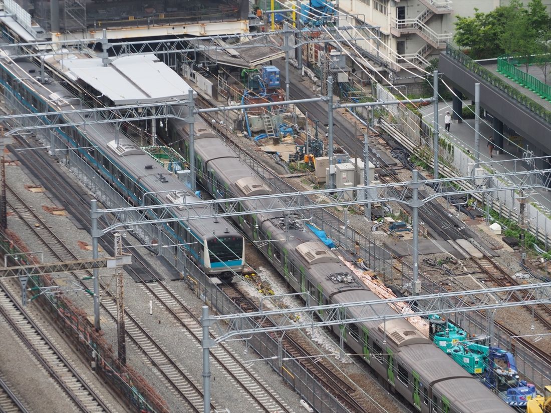 線路切り換え工事前の田町駅。左側の電車が京浜東北線南行、隣が山手線外回り（記者撮影）