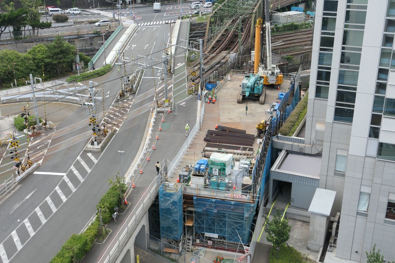 八ツ山跨線線路橋付近の作業構台