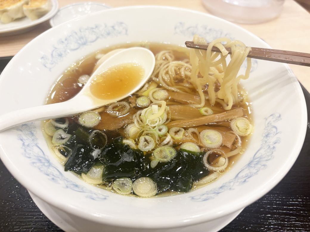 あっさりしたスープとツルンとした麺は相性バッチリ（筆者撮影）