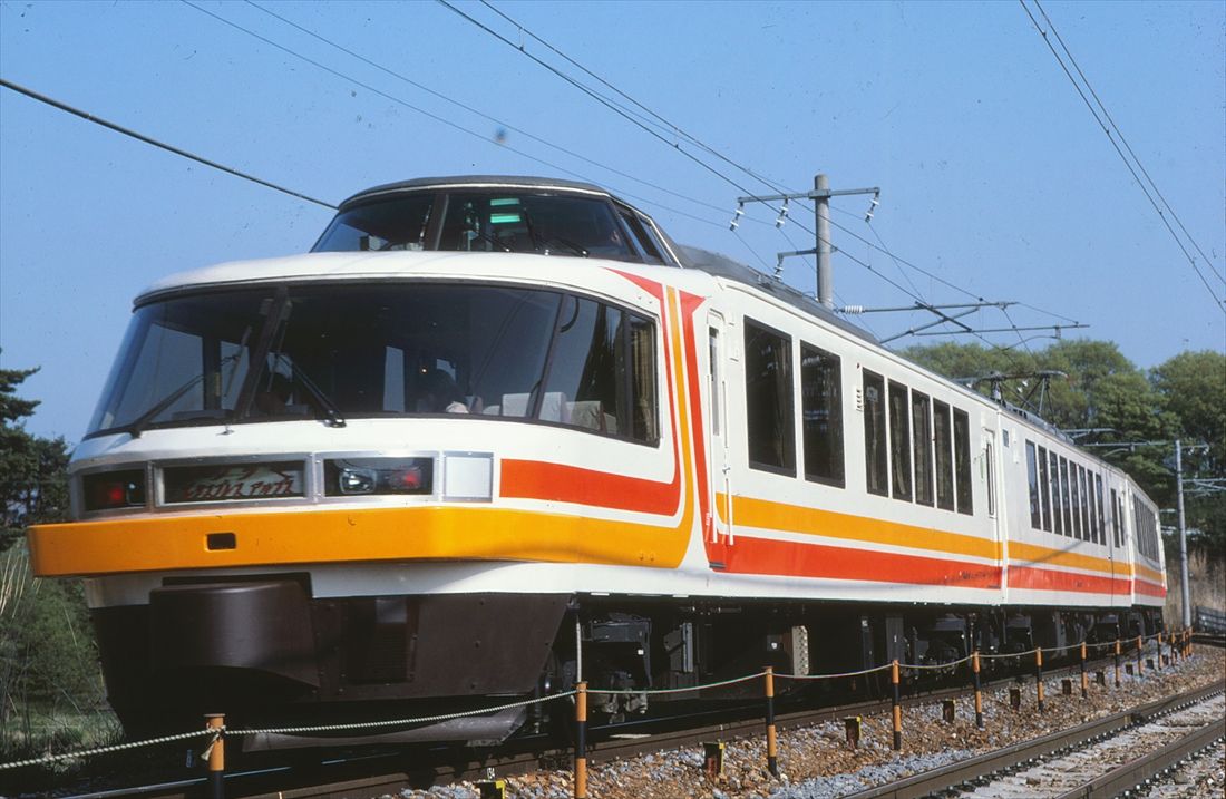 国鉄末期の1986年に165系を改造して誕生した展望電車「パノラマエクスプレスアルプス」（撮影：南正時）