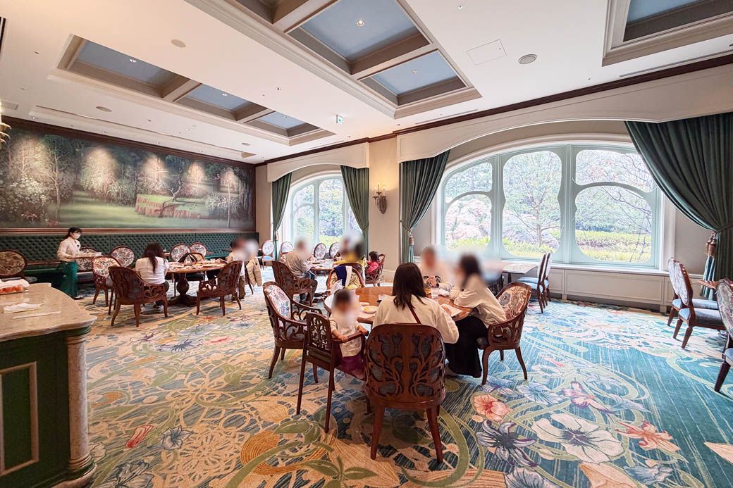 食事エリアはゆったりとテーブルがレイアウトされている。カーペットには大胆な花柄（写真：筆者撮影）