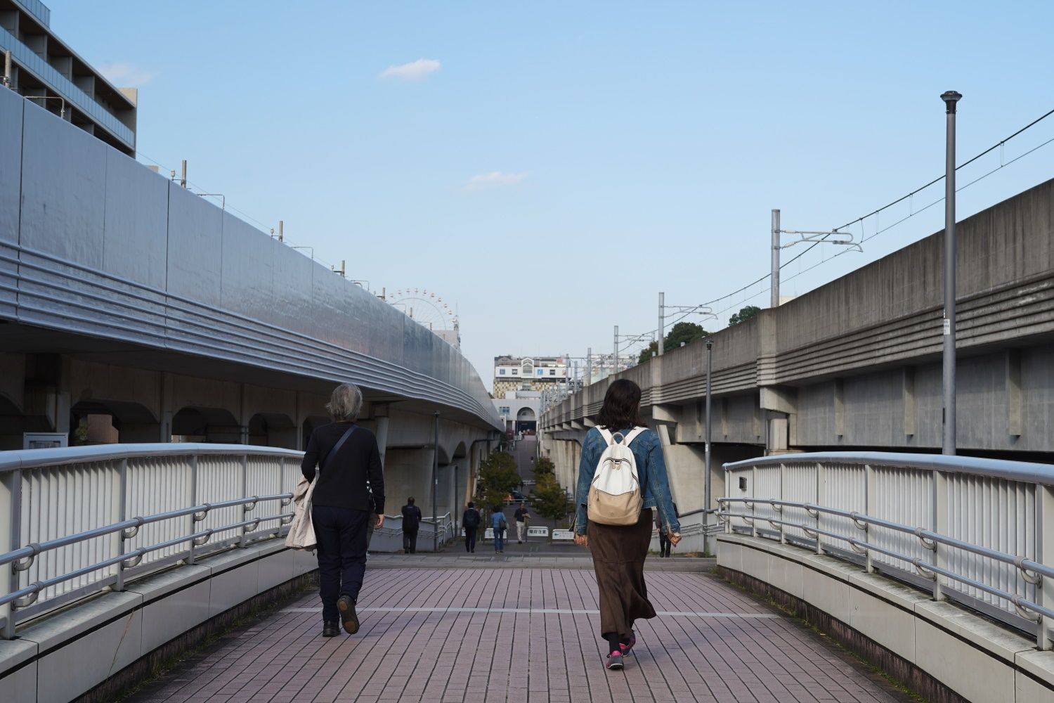 両駅間をつなぐ歩行者専用道路みなきたウォーク（筆者撮影）