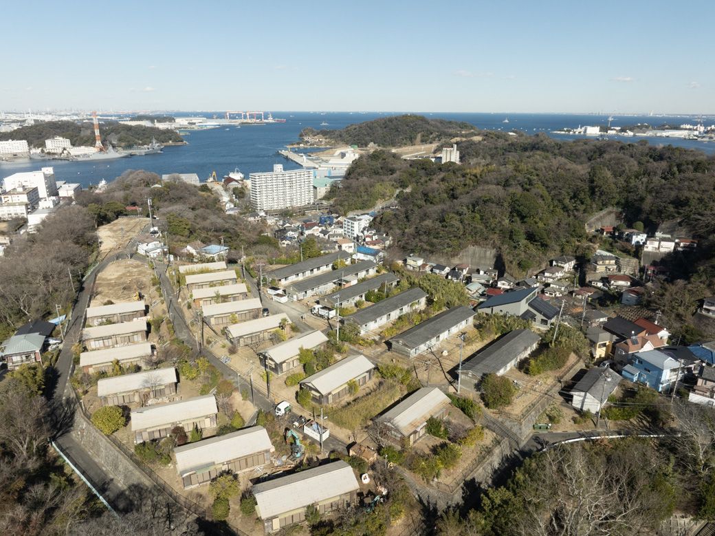 現地空撮。周囲から少し高くなったところに住棟が並んでおり、他の住宅とはちょっと違う存在であることが分かる（写真：エンジョイワークス提供）