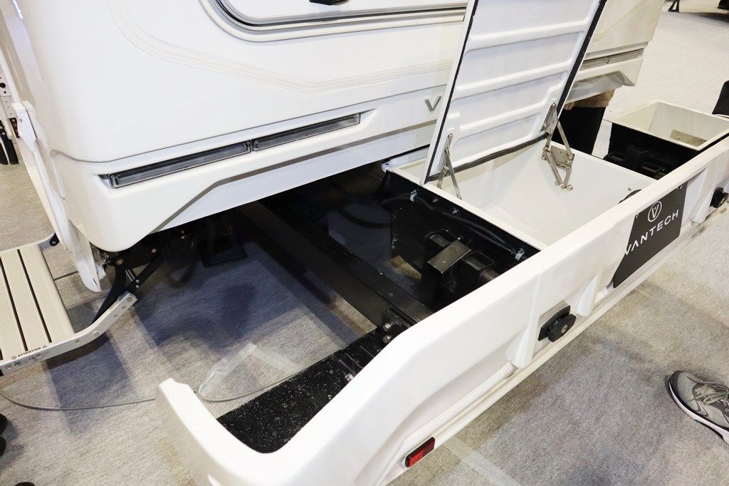 いすゞ「トラヴィオ」をベースにした、バンテックの新型キャンピングカー「コルド リーブス」（写真；筆者撮影）
