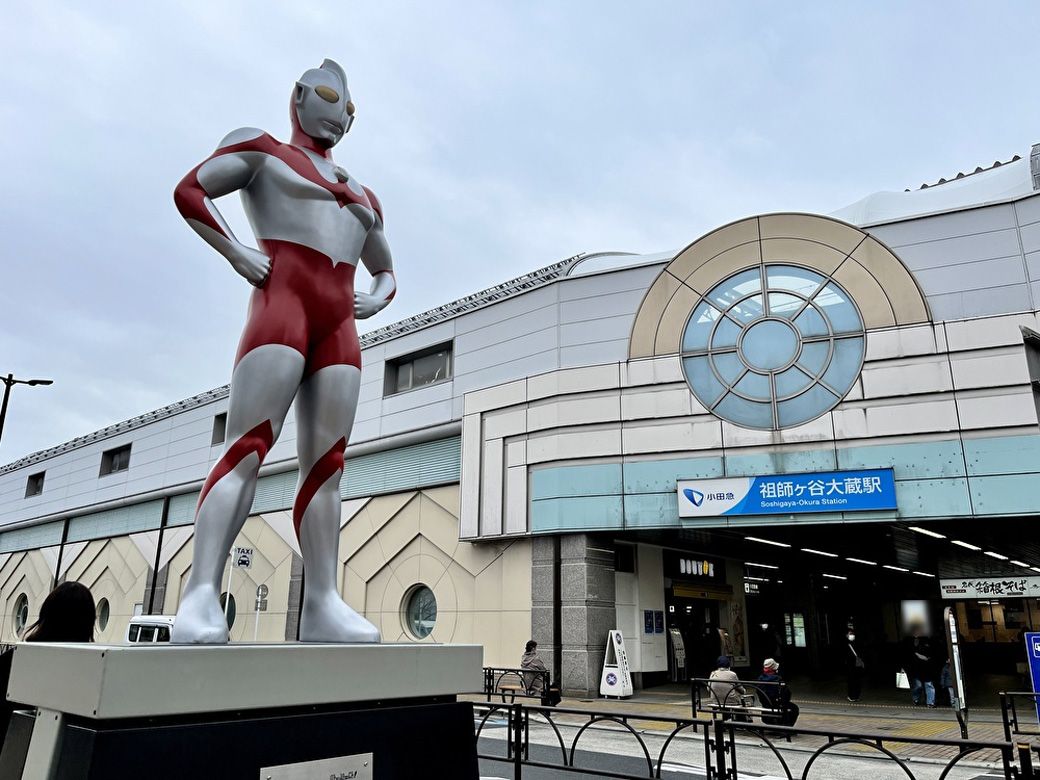 祖師ヶ谷大蔵駅北口の広場には「ウルトラマンシンボル像」がそびえ立つ（筆者撮影）