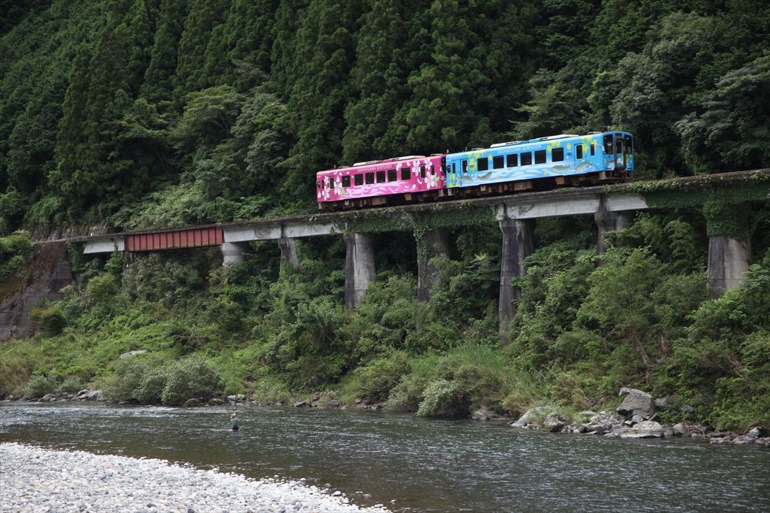 岩日線は1987年に第三セクターの錦川鉄道錦川清流線に転換された。カラフルな気動車が走る（撮影：南正時）