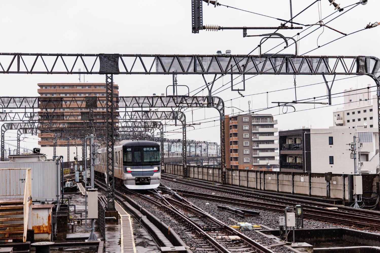 北千住駅止まりの日比谷線電車は留置線に入った後に折り返す。この留置線は東京メトロの管理（撮影：鼠入昌史）