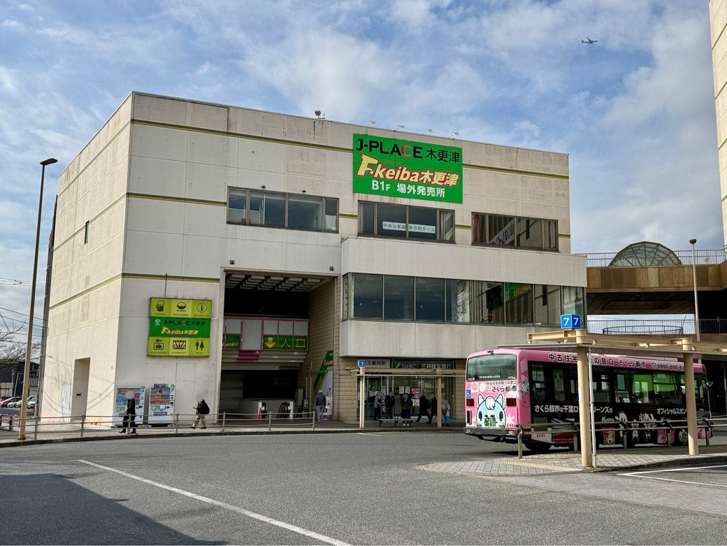 駅から出てすぐに建物の暗さが目につく（筆者撮影）