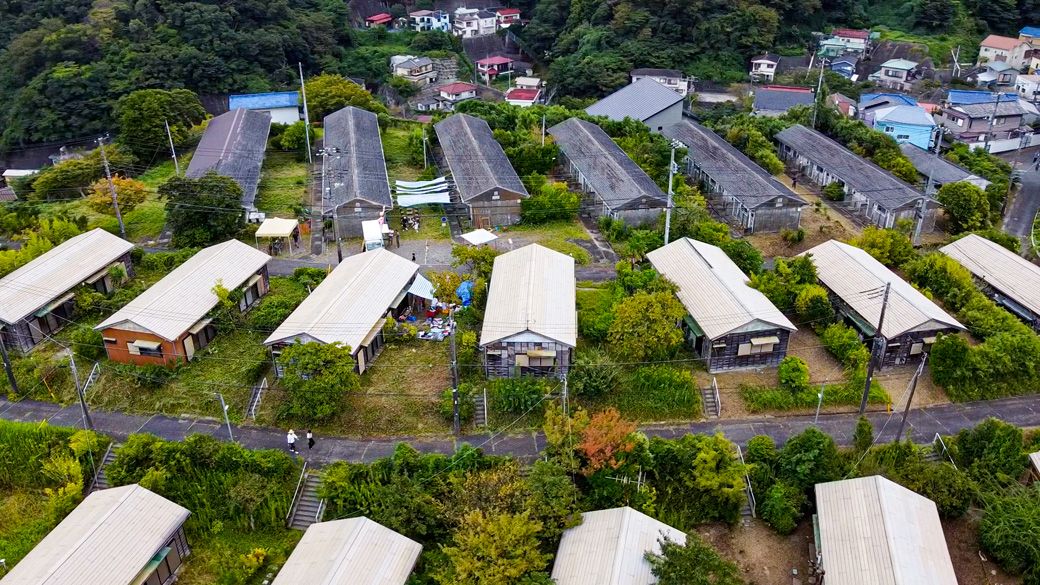 空から見たイベント時の様子。住棟間にタープを掛けて一体感を出すなど、今後予定されている使い方を一部実践（写真：エンジョイワークス提供）