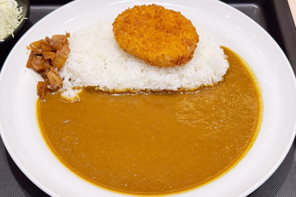 モーニングカレーにコロッケをトッピング。とんかつ専門店併設なので、揚げ物は絶品（写真：筆者撮影）