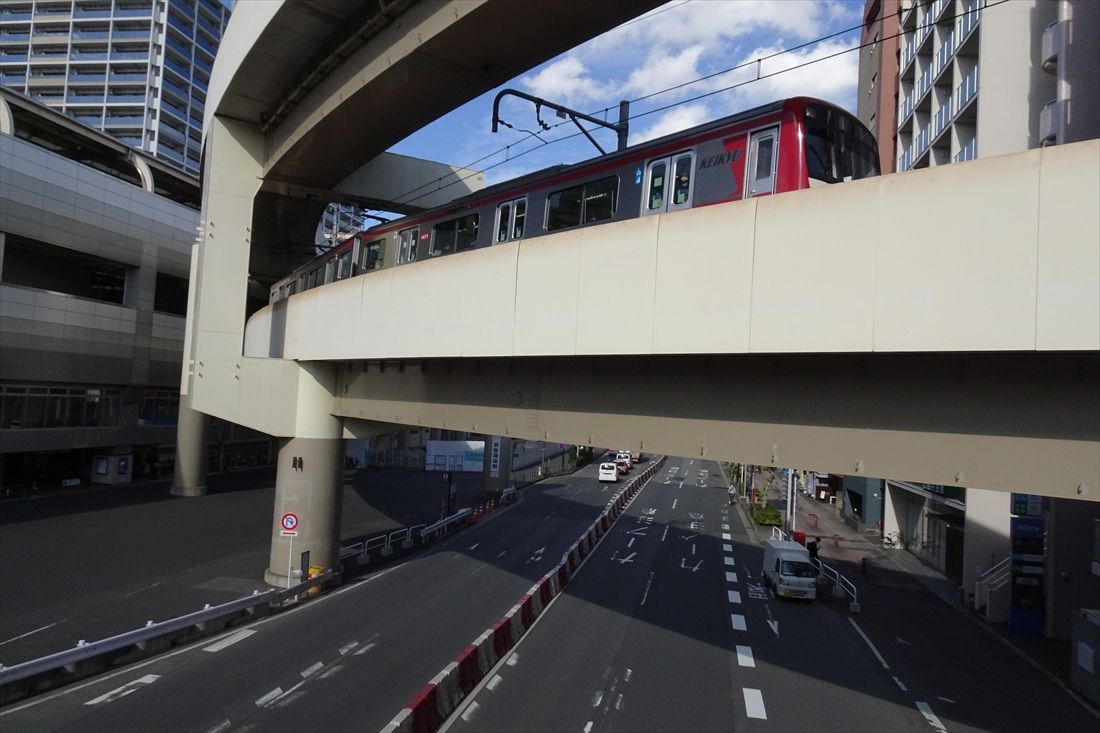 京急蒲田駅付近の高架を走る新1000形（撮影：南正時）