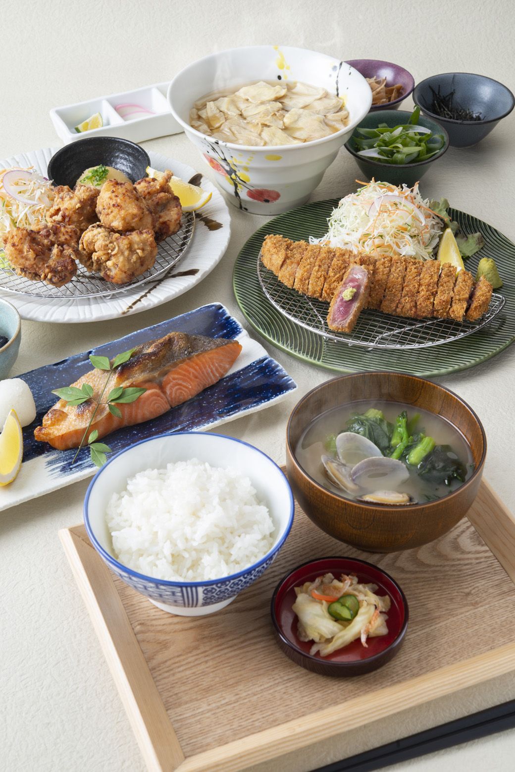 「牛カツと和定食」には、唐揚げやサーモンの塩焼き膳などもラインナップ（写真提供：ゴリップ）