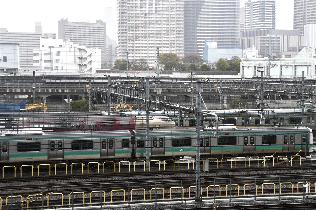 高輪ゲートウェイシティから見える電車。手前の常磐線快速電車の後ろに寝台特急「サンライズ出雲・瀬戸」の姿も（記者撮影）