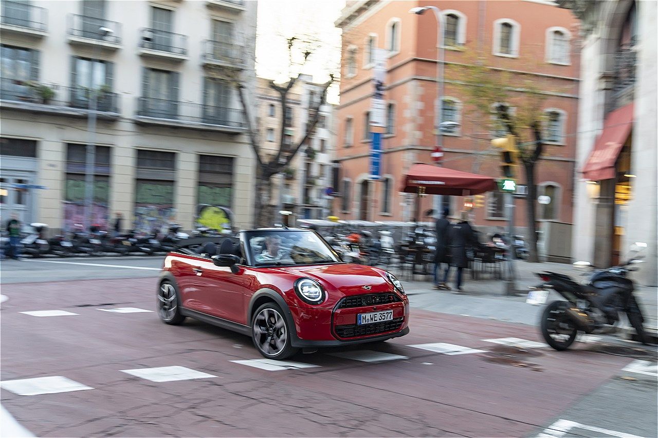 MINI（ミニ）の新型「ミニ・クーパー・コンバーチブルS」（写真：MINI）