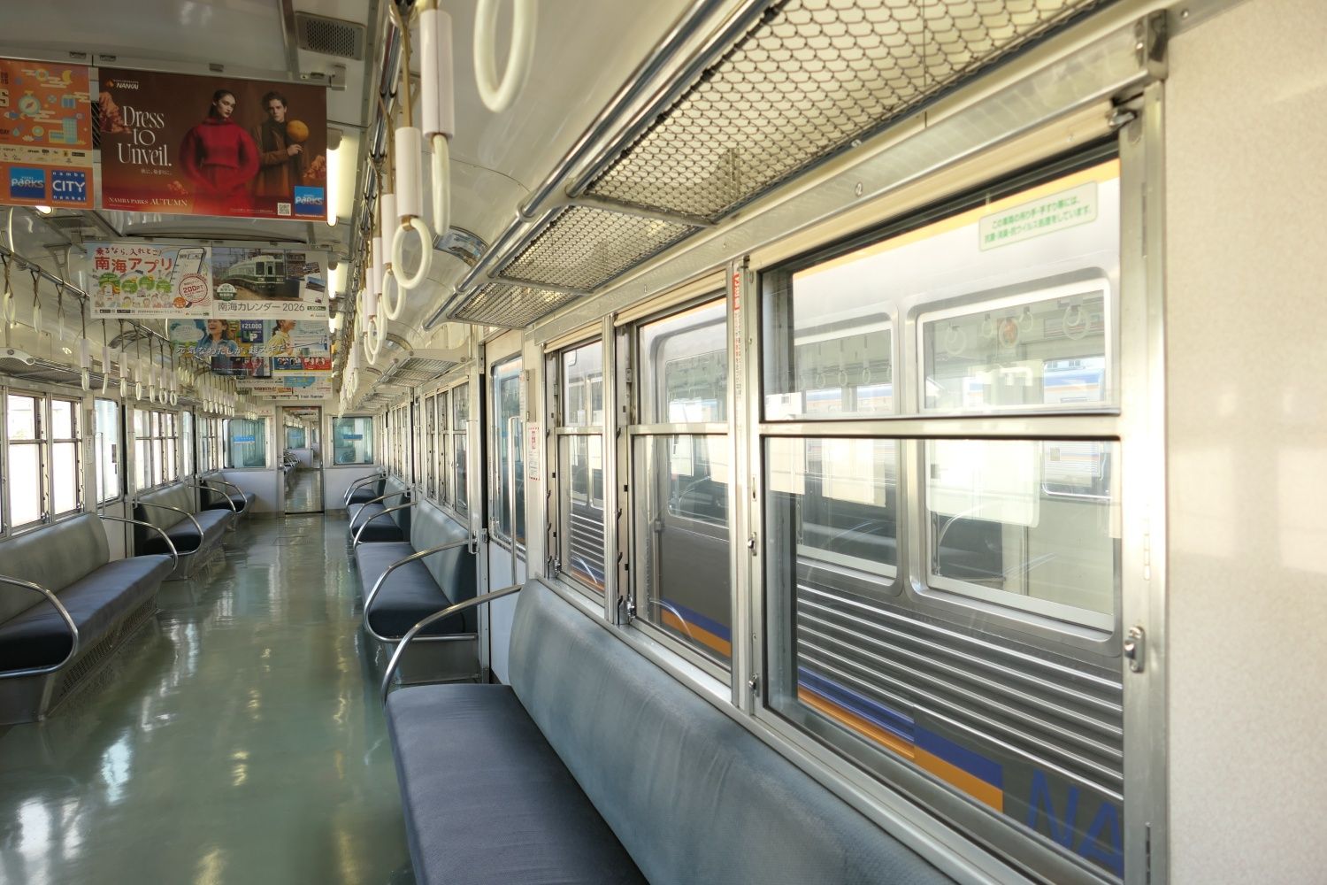 戸袋にあたる部分の窓（右手前）は開閉できないがデザインは2段窓に合わせている（記者撮影）