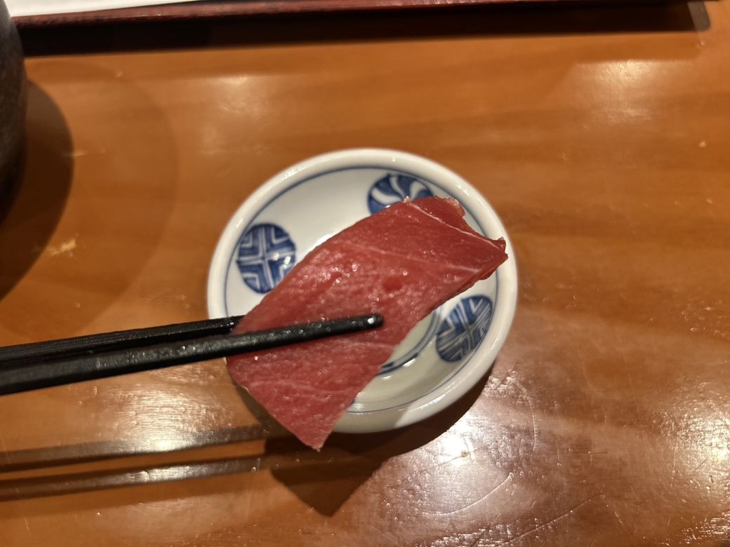 1480円の「魚河岸お刺身5点盛り定食」のマグロ（筆者撮影）