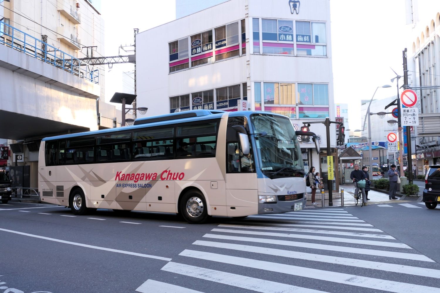 羽田空港と結ぶ神奈中バスも（記者撮影）