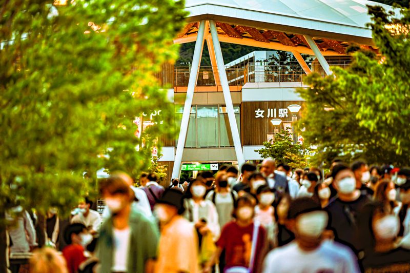 駅から海へと続く道は、隙間のないほど大勢の方々の姿があった。すべてを失い、かつては土の茶色しかなかった場所に再びレールが伸び、誰もが来られる場所になった（筆者撮影）