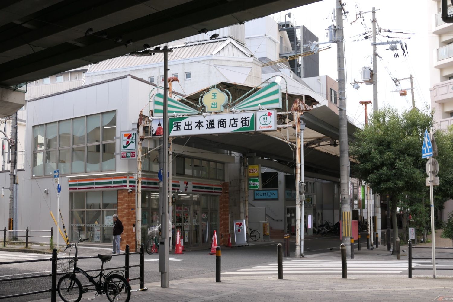 目の前に玉出本通商店街（記者撮影）