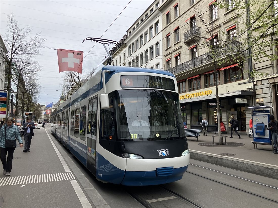 チューリッヒ市内を走る路面電車。鉄道やバスとチケットの相互利用ができる（筆者撮影）