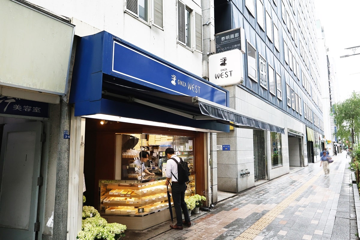朝9時のオープン時から手土産を買って行く人も（撮影：今井康一）