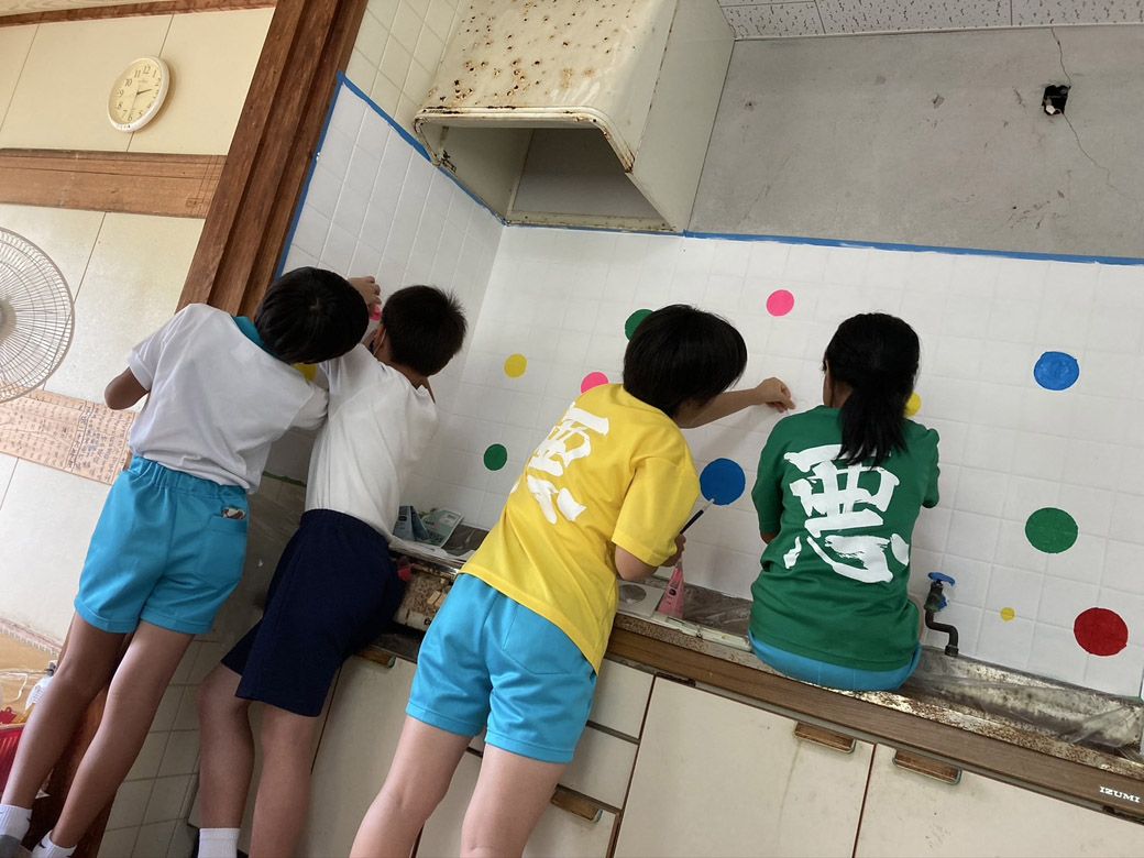 温泉の内装を手掛ける小学生たち（画像提供：片野田隆紀）