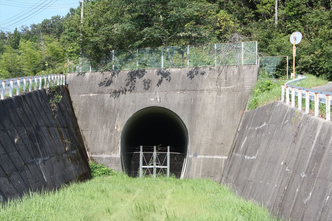 今福線の新線は長いトンネルで山岳地帯を直線的に貫くルートになった（筆者撮影）