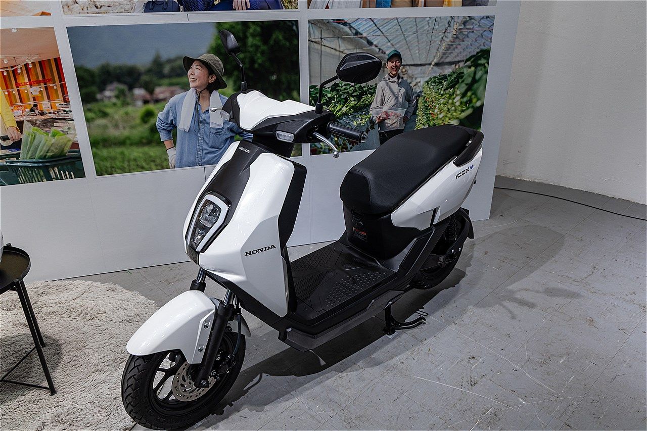 原付一種のホンダ新型電動スクーター｢アイコンe:｣（写真：三木 宏章）