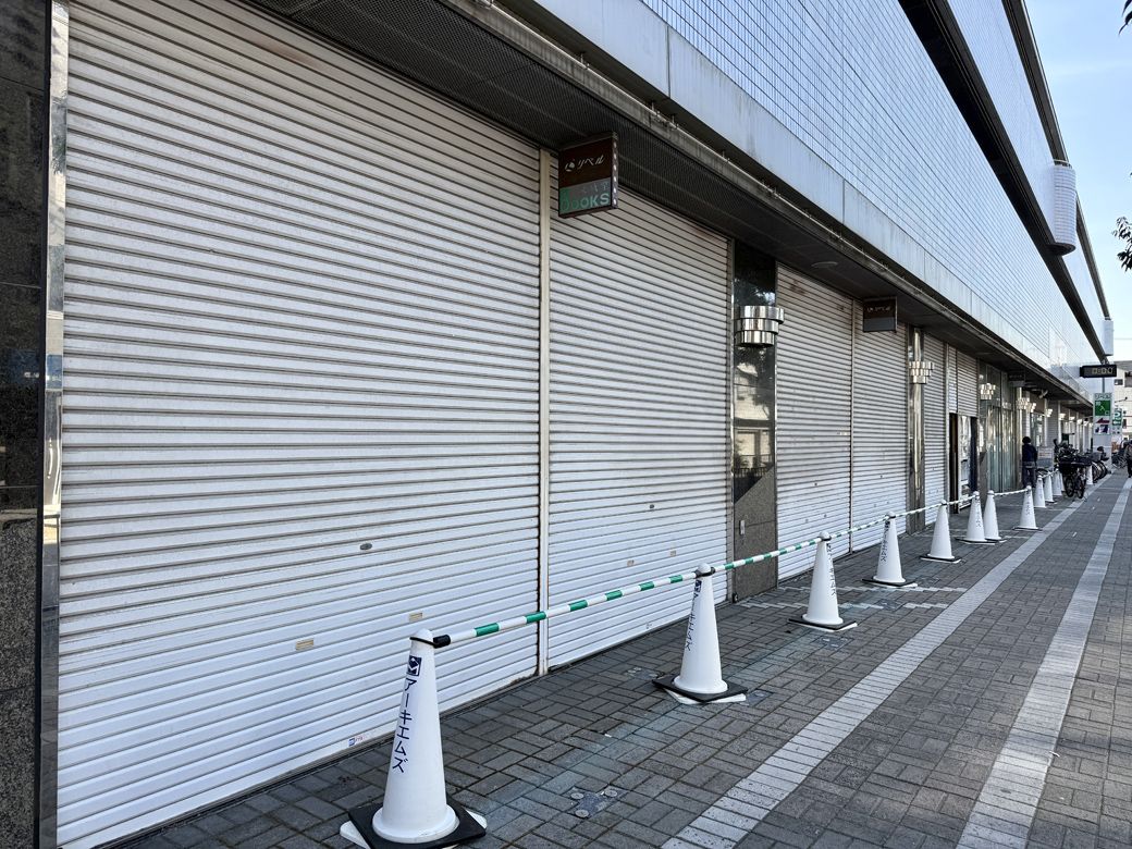 1階の外側でもシャッターが目に入る（筆者撮影）