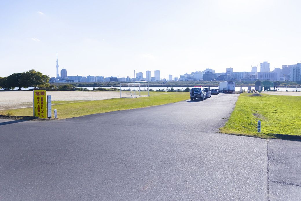 葛飾区と足立区の区境がここに（撮影：今井 康一）