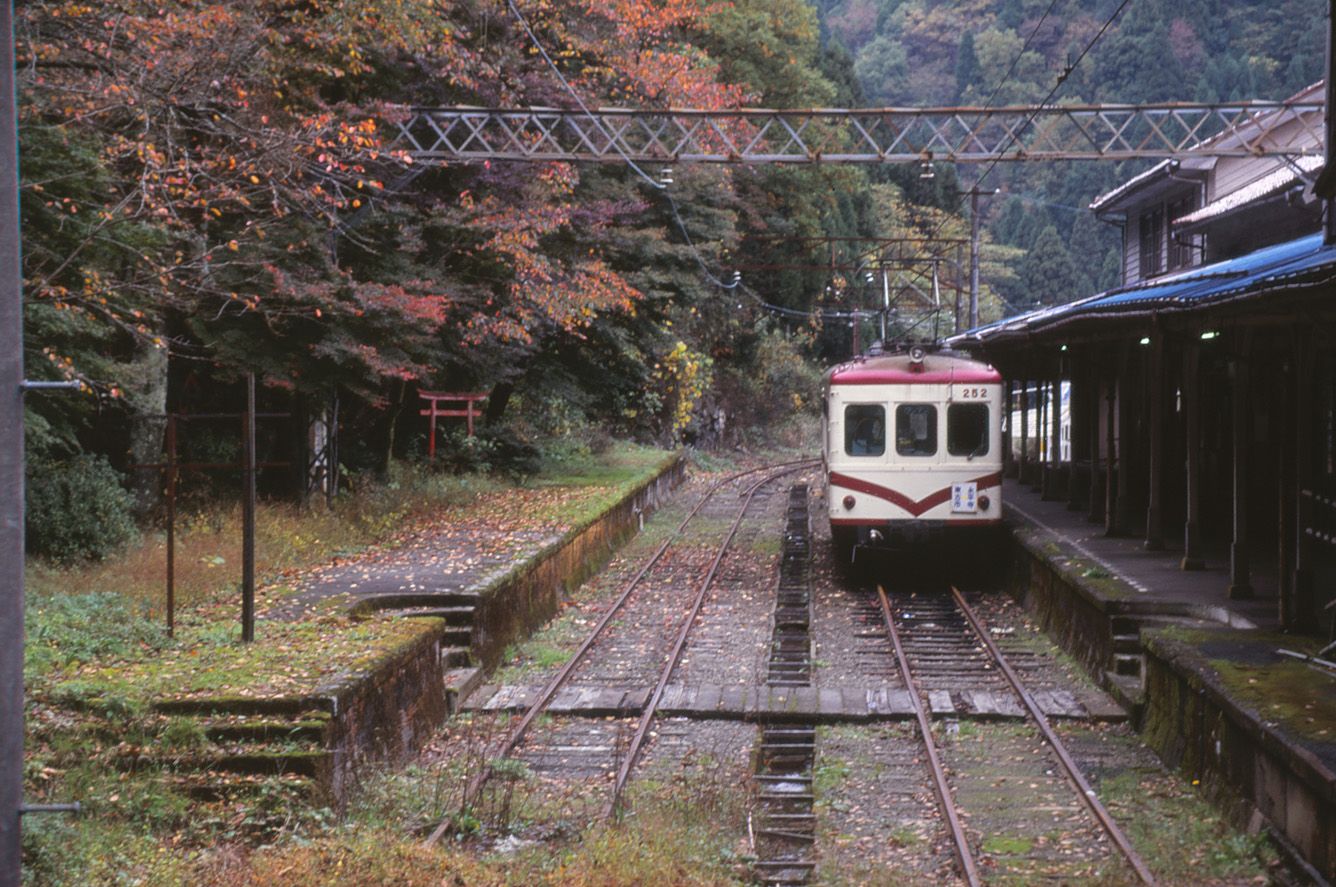 晩秋の永平寺駅　京福電鉄　永平寺駅　1997年11月（撮影：南正時）